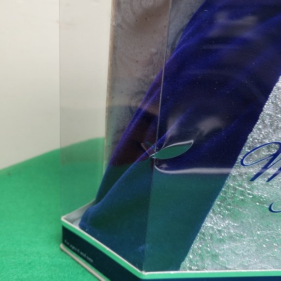 (2) Millennium Barbies . - Picture 4 of 8